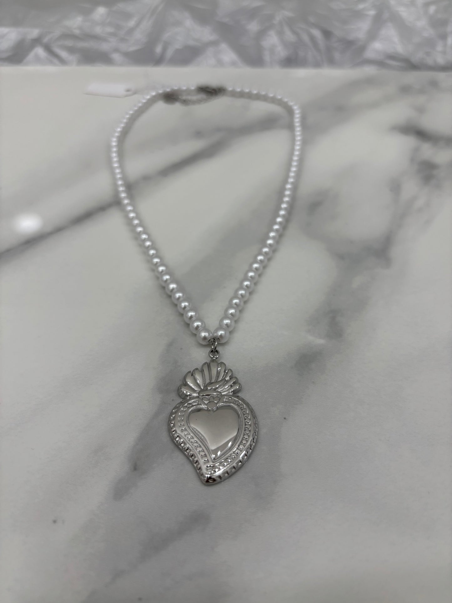 Collana di perline con cuore sacro
