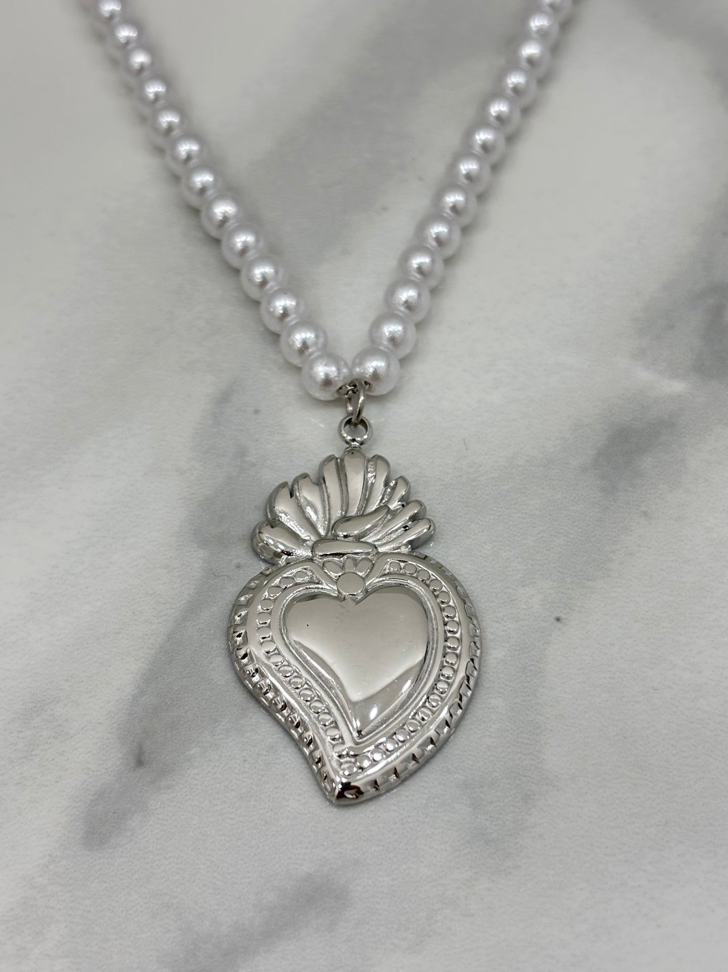 Collana di perline con cuore sacro